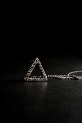 Collar Rustic Triangle Necklace TORRELA en Plata .925