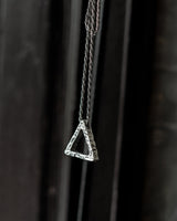Collar Rustic Triangle Necklace TORRELA en Plata .925